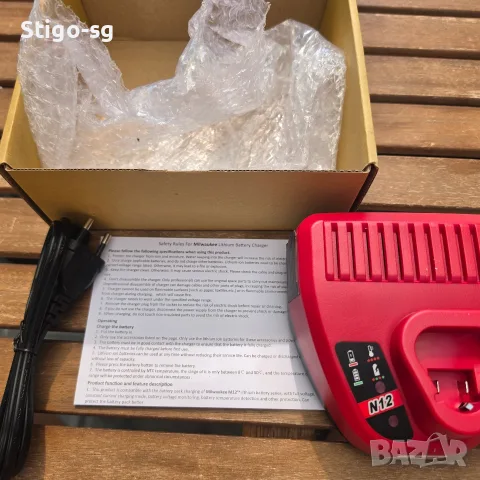 Milwaukee M12 зарядно, снимка 4 - Винтоверти - 56161327