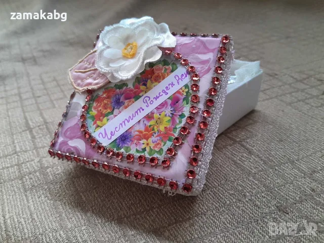 Ръчно декорирана кутийка с ръчен надпис за рожден ден