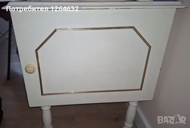 Продавам 2 дървени шкафчета