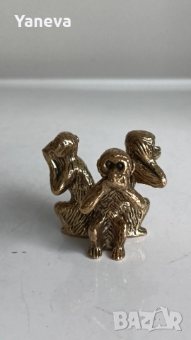 "Трите мъдри маймуни"( 4 см ), бронзова миниатюра и касичка маймунка( 12 см). 