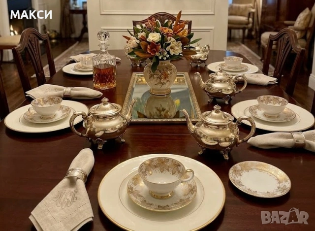 Прекрасен порцеланов сервиз от 5 чинийки и 5 чашки за кафе и чай в екрю с богата златиста декорация