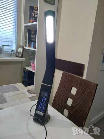 Настолна LED лампа с часовник.