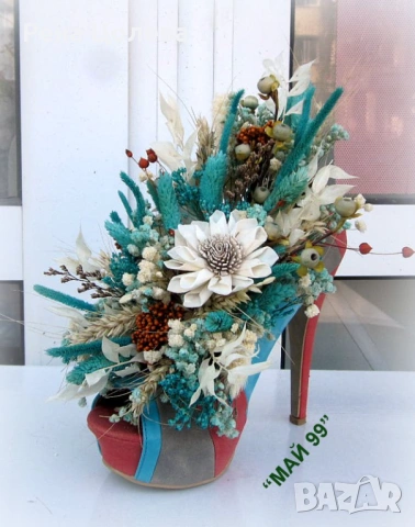 Сухи цветя в кадифена обувка