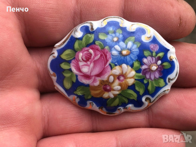 стара порцеланова брошка