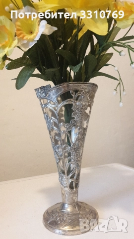 Красиви метални вази. 