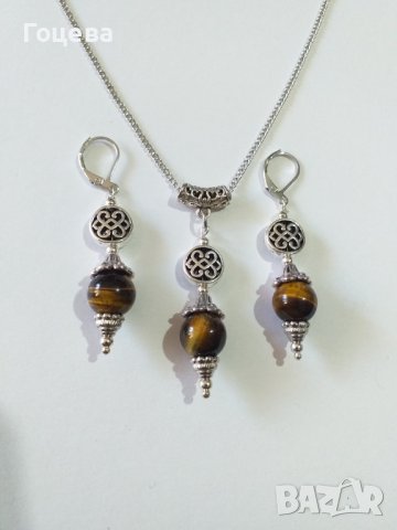 Авангардни и красиви обеци и колие с камъни Тигрово око и гравирани елементи в цвят сребро 