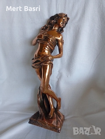 сувенирна статуетка на момиче