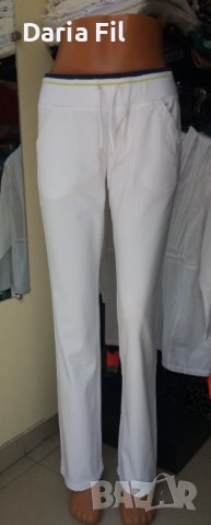 Бели спортни дънки с широк прав крачол и широк ластичен колан