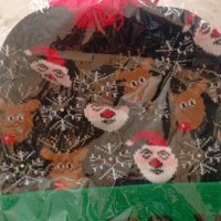 Коледни шапки с пухче , снимка 1 - Шапки - 44256478