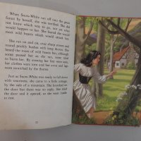 Snow White and the Seven Dwarfs - Снежанка и седемте джуджета , снимка 5 - Детски книжки - 31256193