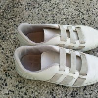 Бели обувки, снимка 1 - Детски обувки - 30536457