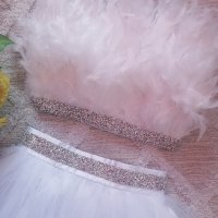 Бюстие с естествени пера и кристалчета и великолепна пола от тюл , снимка 2 - Рокли - 44176349