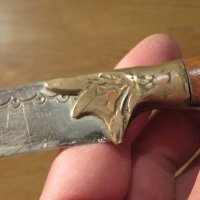Старинен възрожден нож с гравюри и бронзови орнаменти по острието - нож за ценители и колекционери ., снимка 3 - Антикварни и старинни предмети - 38465151