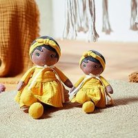 Нова Kaloo Tendresse Наоми 25см - Платнена Кукла в Жълта Рокля, снимка 3 - Кукли - 42726258