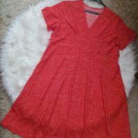 Дълга червена рокля на ситни бели точици с остро деколте , снимка 1 - Рокли - 37484342