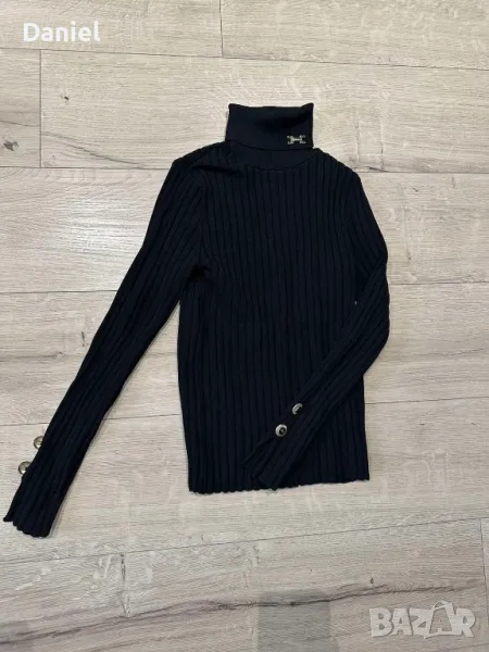 Блузка с яка поло , метално лого на яката , ефектни копчета и завършек на ръкавите...., снимка 1