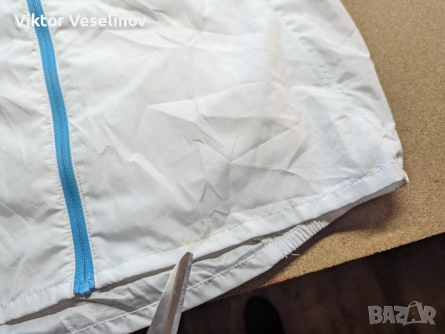 НОВО Mizuno Дамско Яке с Качулка Размер S Бяло Олекотено Ветровка, снимка 5 - Якета - 52337249