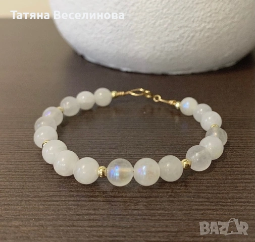 Гривна от лунен камък и позлатени елементи