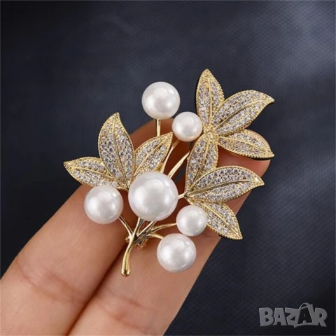 Луксозна златиста брошка с перли и кристали – Елегантен аксесоар за специални поводи, снимка 2 - Други - 50898464