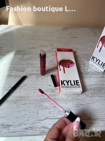 Нов комплект матово червило + молив в червен цвят на марката KYLIE с аромат на шоколад ❤️, снимка 2 - Декоративна козметика - 52119896
