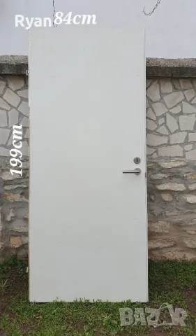 Бели дървени врати