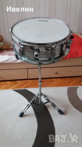 Продавам стойка за соло барабанче