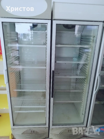 Продавам вертикална витрина