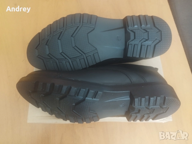 Продавам нови есенно зимни обувки, половинки , номер 46 