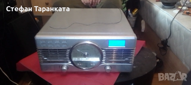 грамофон със радио тунер усилвател и вградени говорители в него и юезби