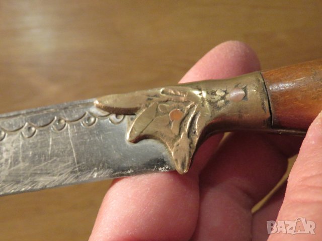 Старинен възрожден нож с гравюри и бронзови орнаменти по острието - нож за ценители и колекционери ., снимка 3 - Антикварни и старинни предмети - 38465151