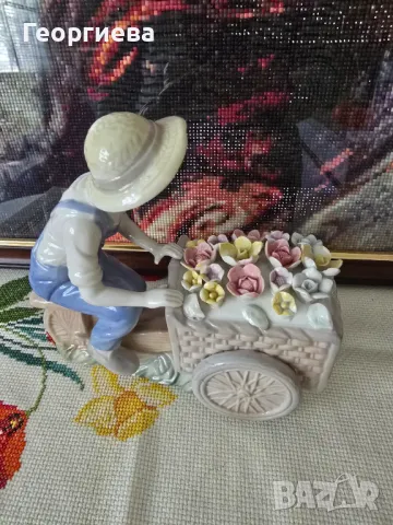 Порцеланова фигура Момче с цветя, снимка 3 - Колекции - 50201314