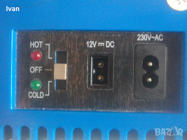 Оригинален Немски Мини Хладилник-Висок Клас-12V/220V-WAEGO-С Осветление-Лимитирана Серия-Отличен, снимка 15 - Хладилници - 44632793