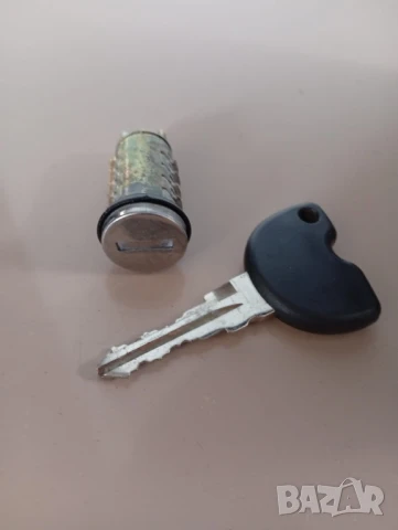 Piaggio Vespa LX50 / C38 4T -Ключ с патрон за запалване/ или за седалка
