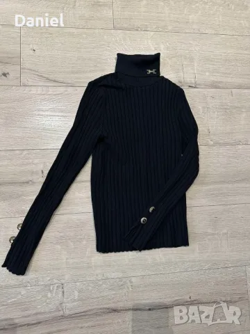 Блузка с яка поло , метално лого на яката , ефектни копчета и завършек на ръкавите....