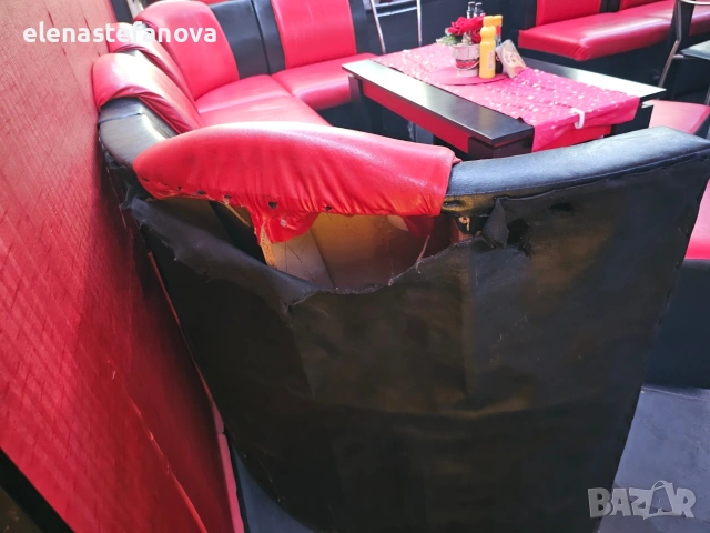 Комплект дивани, маса и три табуретки в червено и черно, снимка 5 - Дивани и мека мебел - 54001085