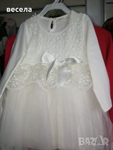 Бяла детска рокля с дантела, памучна материя, дълъг ръкав. 