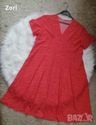 Дълга червена рокля на ситни бели точици с остро деколте 