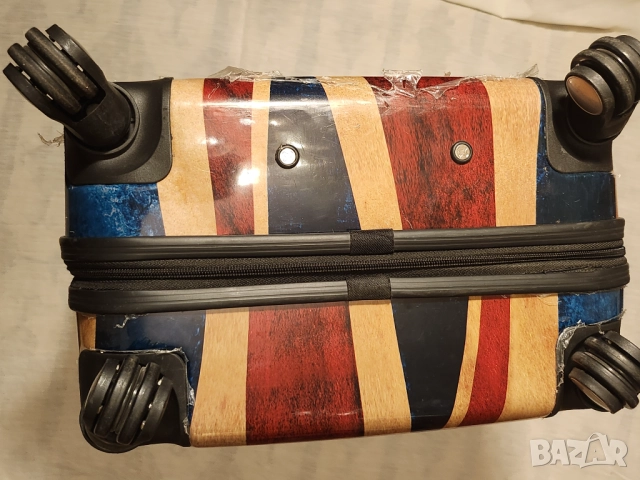 Куфар с твърди полипропиленови стени,  4 колелца, на цип с шифър, с разтегателна дръжка, снимка 4 - Куфари - 52344325