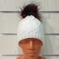 Нова зимна дамска бяла шапка с шарен помпон/пух, снимка 2 - Шапки - 35478437