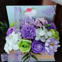 ☘️💜Ново💜☘️Кутия книга със сапунени цветя в лилаво,зелено и бяло, снимка 1 - Подаръци за жени - 42846164