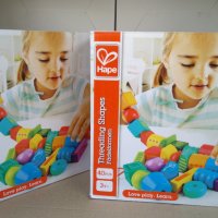 Hape  Дървена игра за малко дете конструктор кубчета с наниз , снимка 1 - Образователни игри - 36583632