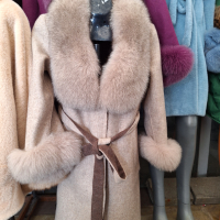 Продавам палта от алпака с яка от естествен косъм , снимка 1 - Палта, манта - 44713822