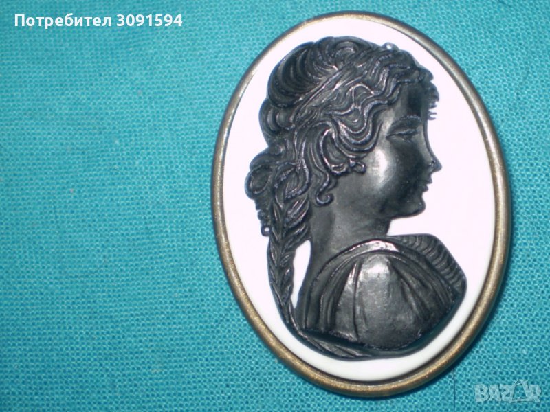 	Брошка Камея твърда черна и бяла  пластмаса, снимка 1