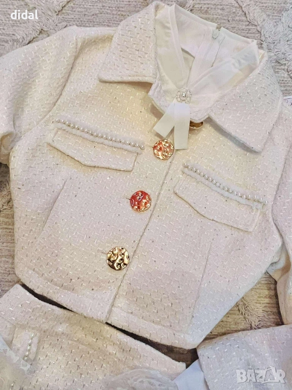 Букле комплект с дискретни пайети и нежна риза с дантела, снимка 1