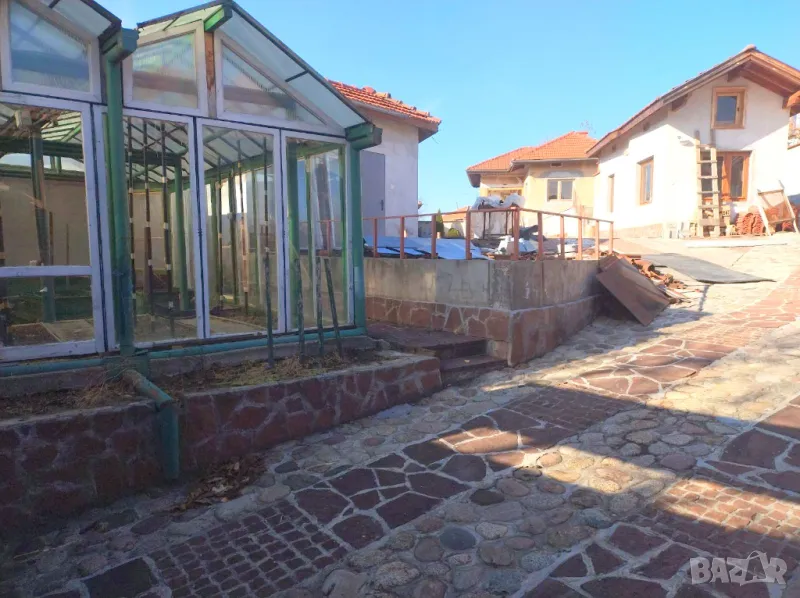 Продавам УПИ ведно с 4 сгради ,оранжерия и 3 постройки, снимка 1