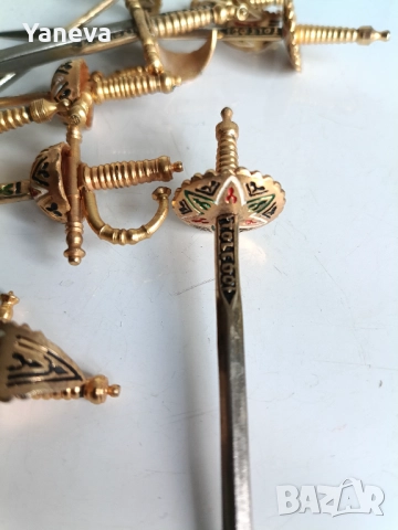 Vintage комплект месингови , коктейлни шишчета с форма на мечове от Толедо, Испания, със стойка , снимка 8 - Статуетки - 52484730