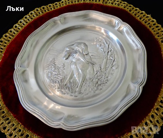 Пано,чиния за стена от калай с релефна ловна картина. 