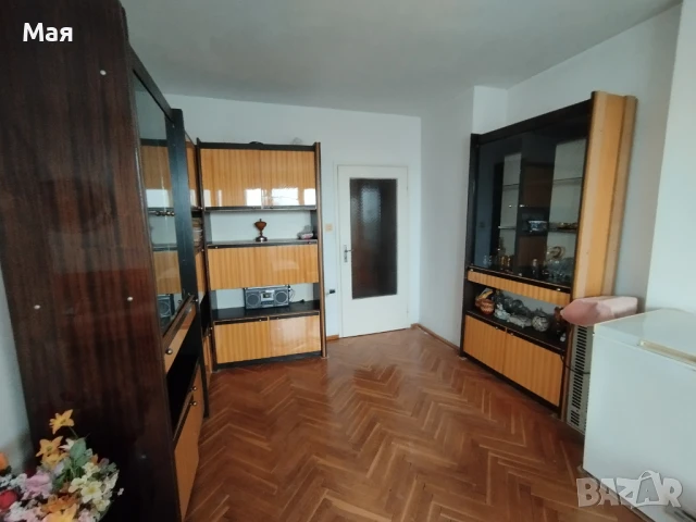 Секция – четири части с витрини, цвят птичи явор