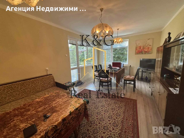 Двуетажна тухлена на плоча къща в с. Стражец