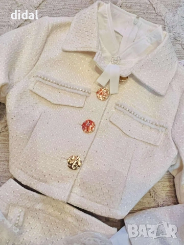 Букле комплект с дискретни пайети и нежна риза с дантела